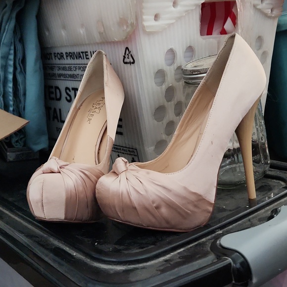 Champagne satin heels - Picture 3 of 4